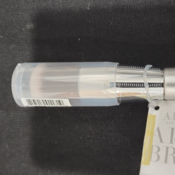 iT Makeup Brush for Liquid, Powder & Cream Foundation. - Picture 3 of 6